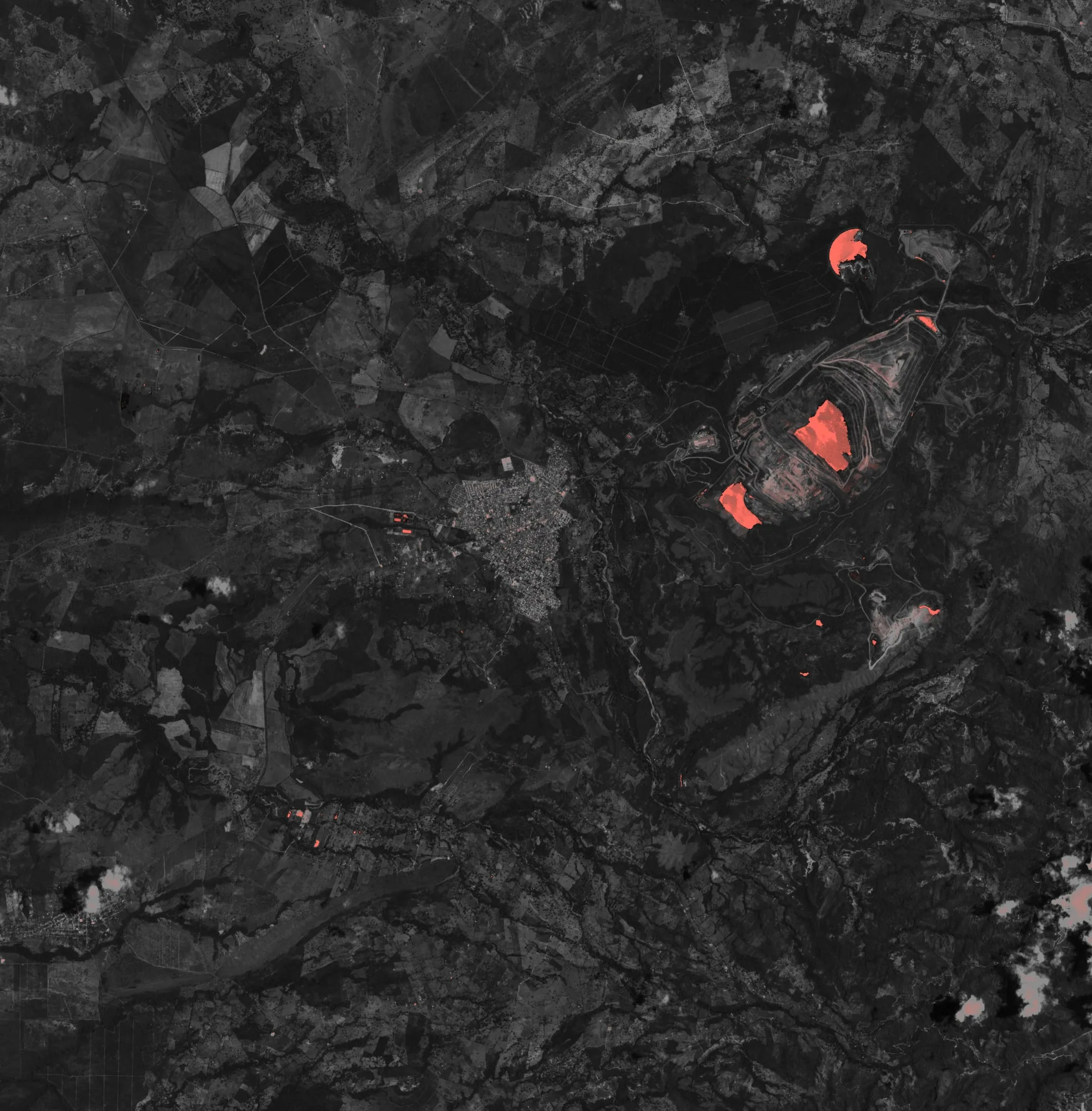 Imagen satelital Sentinel-2 · Carbón a cielo abierto, Cesar, Colombia · NDWI (B03, B08) en coral sobre luminancia