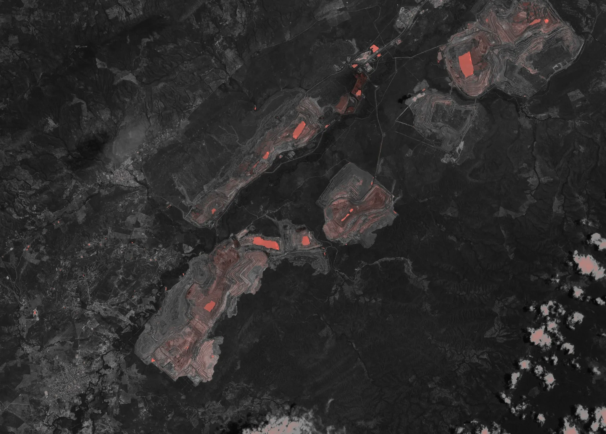 Escena Sentinel-2 del Cerrejón, La Guajira · NDWI (B03, B08) en coral sobre luminancia