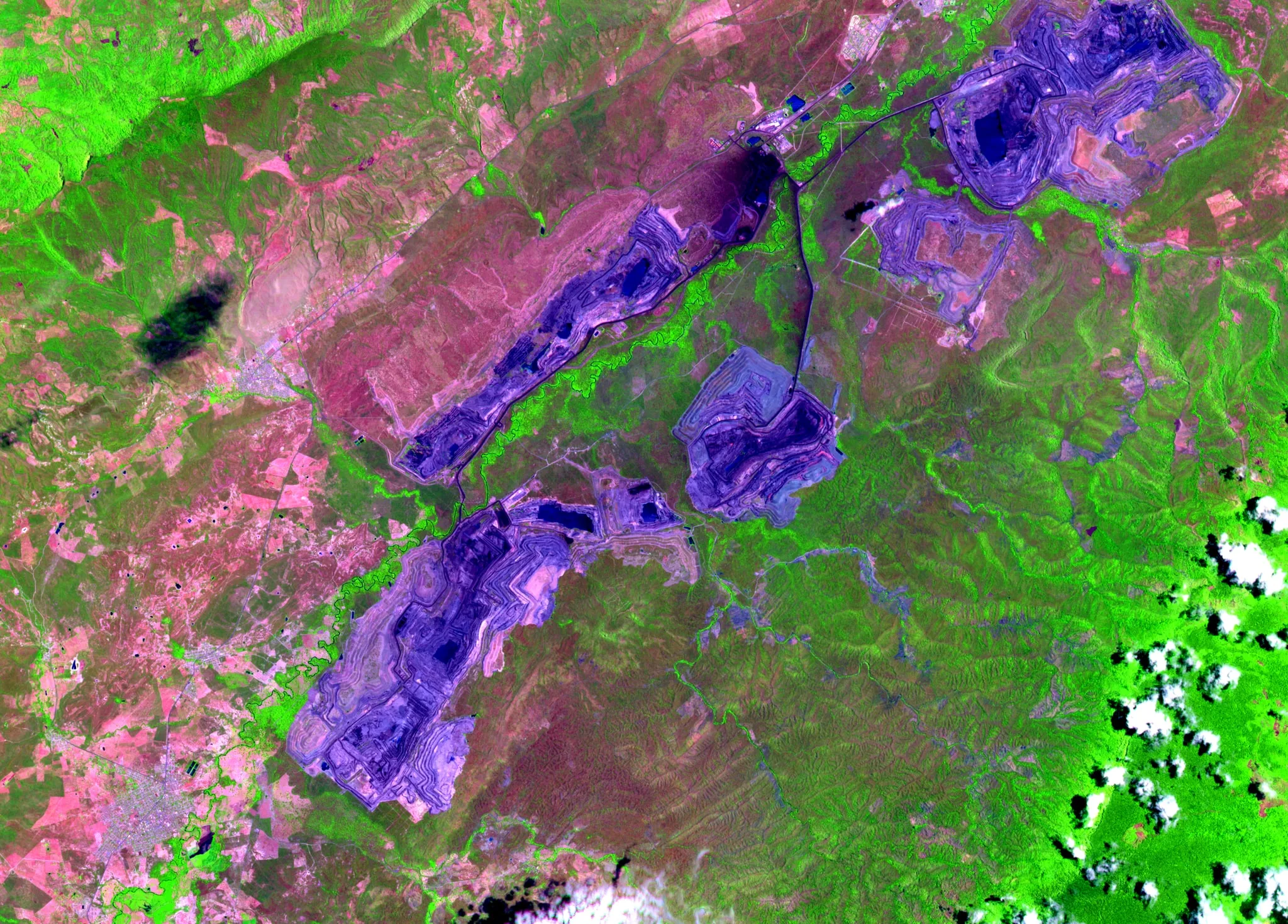 Escena Sentinel-2 del Cerrejón, La Guajira · SWIR 1,6 µm / NIR / rojo (B11, B08, B04), percentiles 2–98