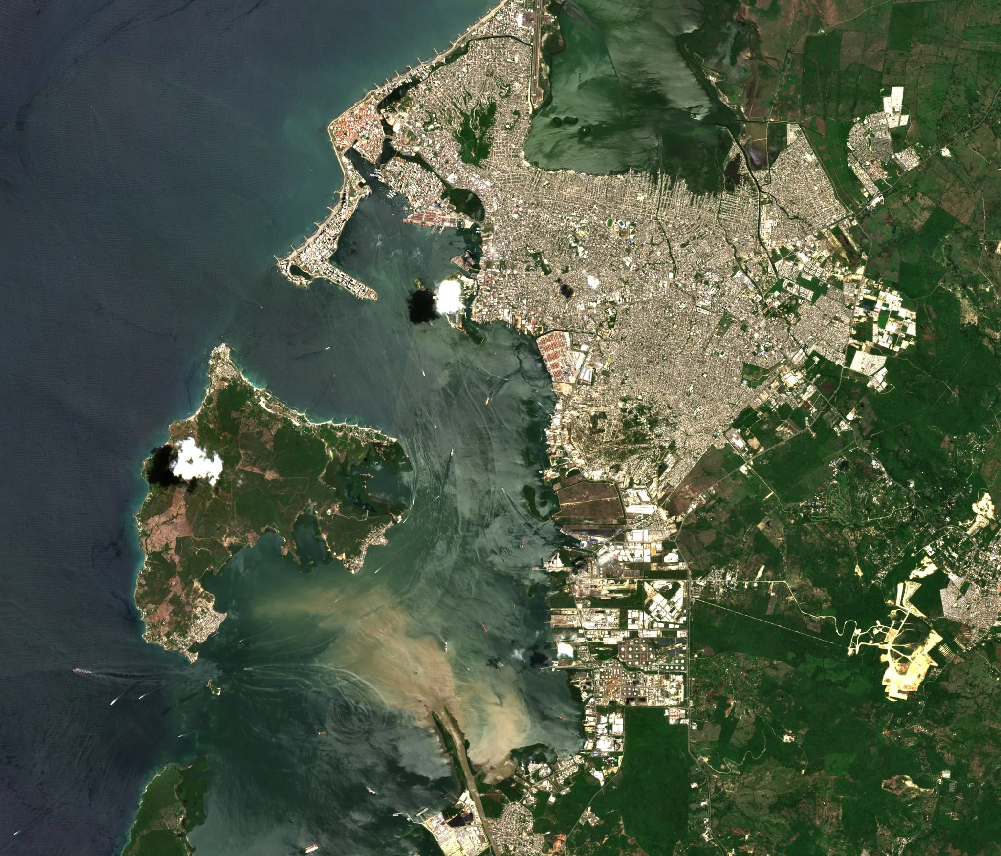Imagen satelital Sentinel-2 de la bahía y el puerto de Cartagena, Colombia